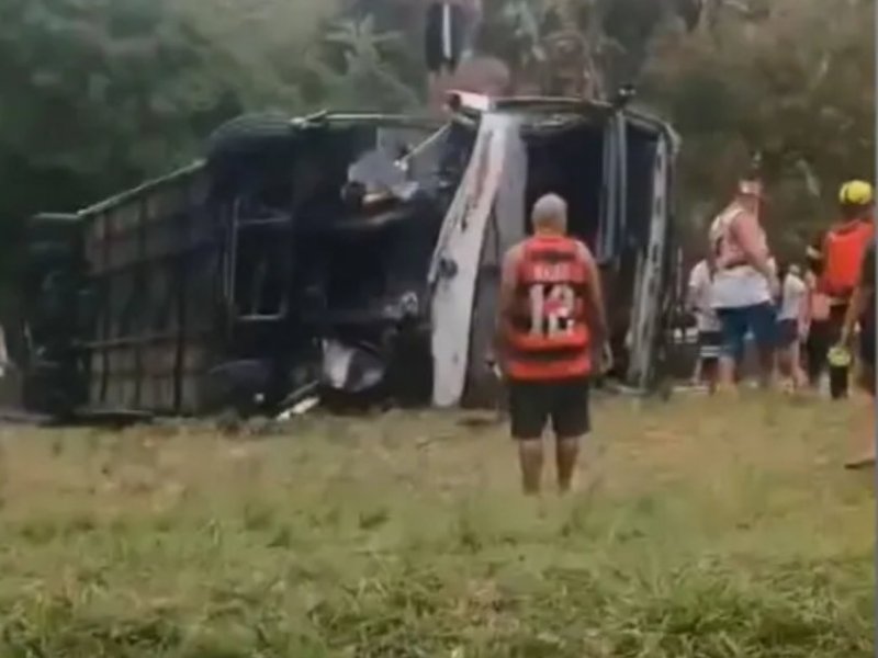 Ônibus com torcedores do Flamengo tomba e deixa 16 feridos no Rio de Janeiro