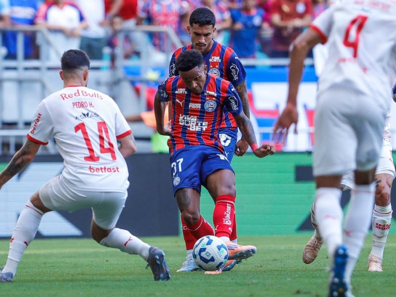 Bahia sai atrás no placar, reage e vence o Bragantino de virada na Fonte Nova