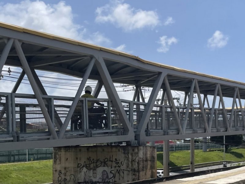 Passarelas se transformam em atalhos para motociclistas apressados