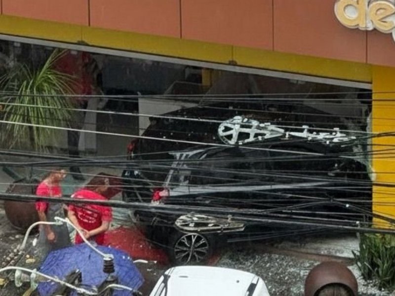 Carro invade padaria no bairro da Graça, em Salvador