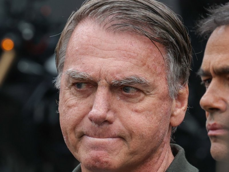 Moraes inicia execução da pena de Bolsonaro