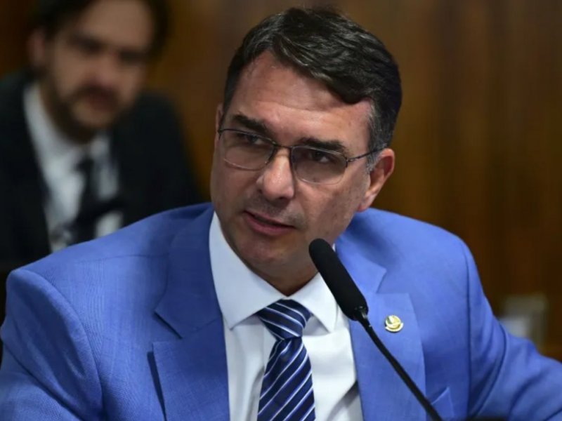 Flávio Bolsonaro admite que sua candidatura 'tem um preço' para ser retirada