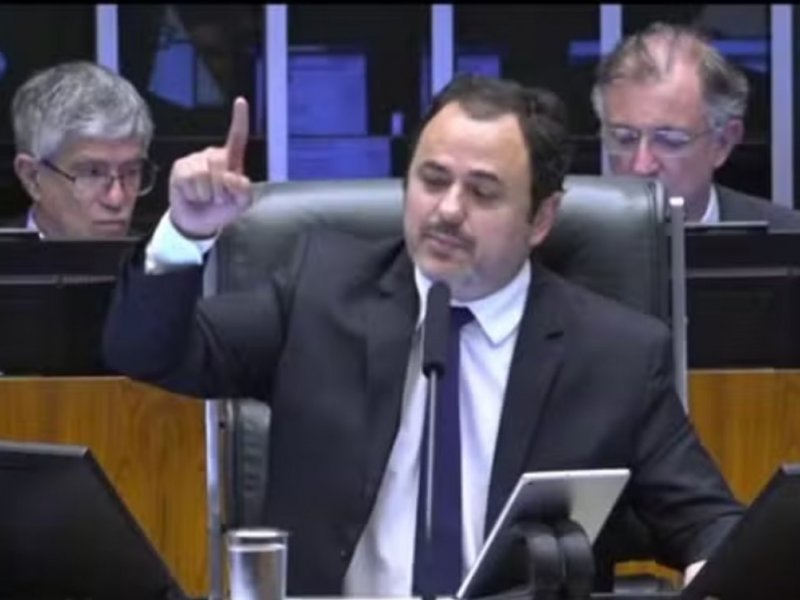 Deputado Glauber Braga ocupa mesa da Câmara e é retirado a força pela Polícia Legislativa