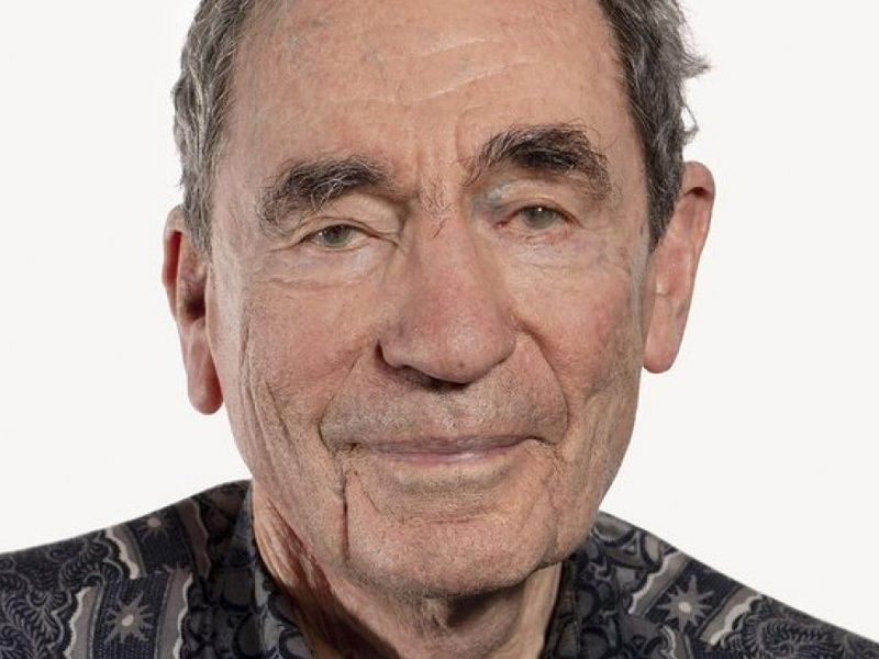 Líder antiapartheid Albie Sachs é entrevistado na Rádio Metropole nesta quinta