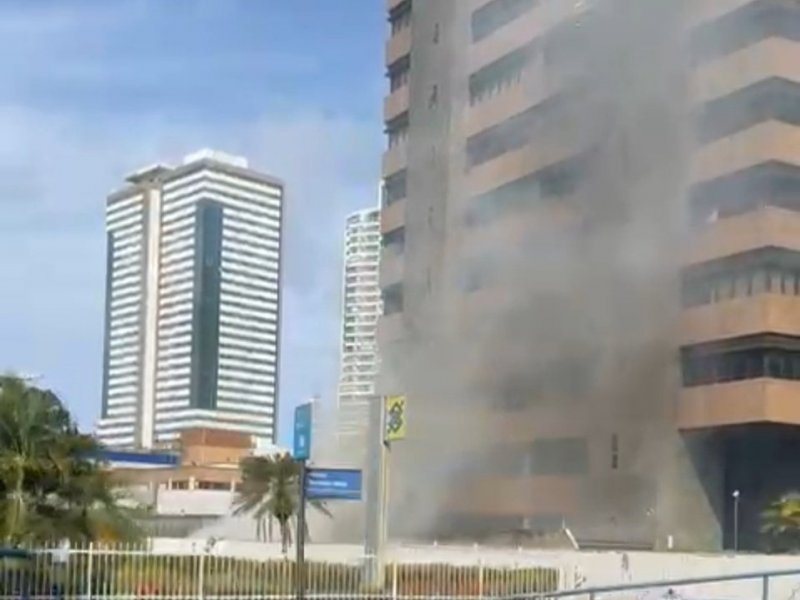 Incêndio é registrado na Av.Tancredo Neves neste sábado