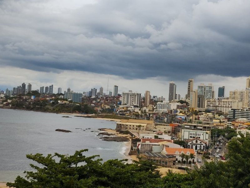Calor e pancadas de chuva marcam abertura do Carnaval em Salvador nesta quinta