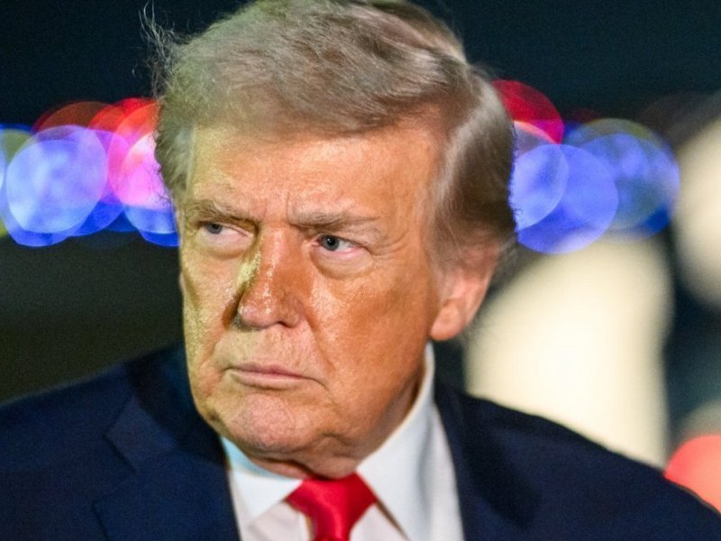 Trump assina tarifa global de 10% após decisão contrária da Suprema Corte