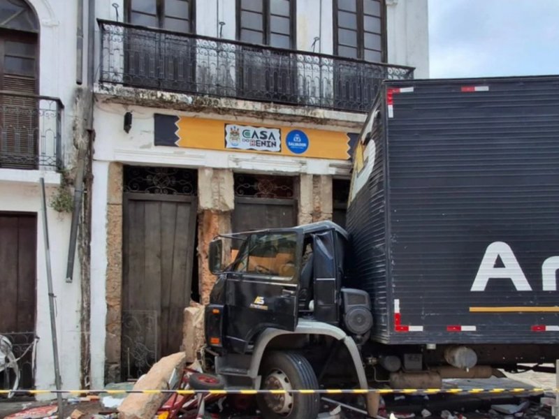 Caminhão desgovernado atinge barracas e prédio histórico no Pelourinho