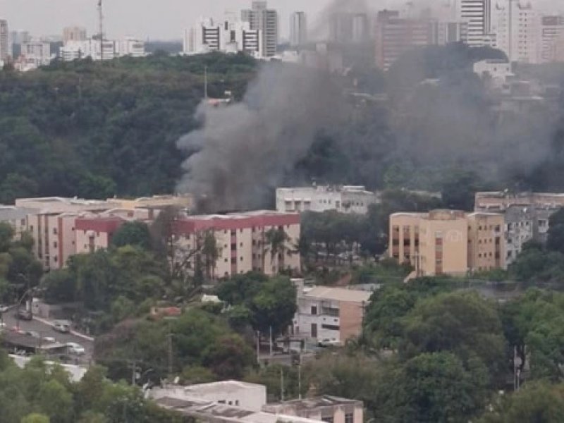 Incêndio atinge condomínio no Stiep após explosão por vazamento de gás