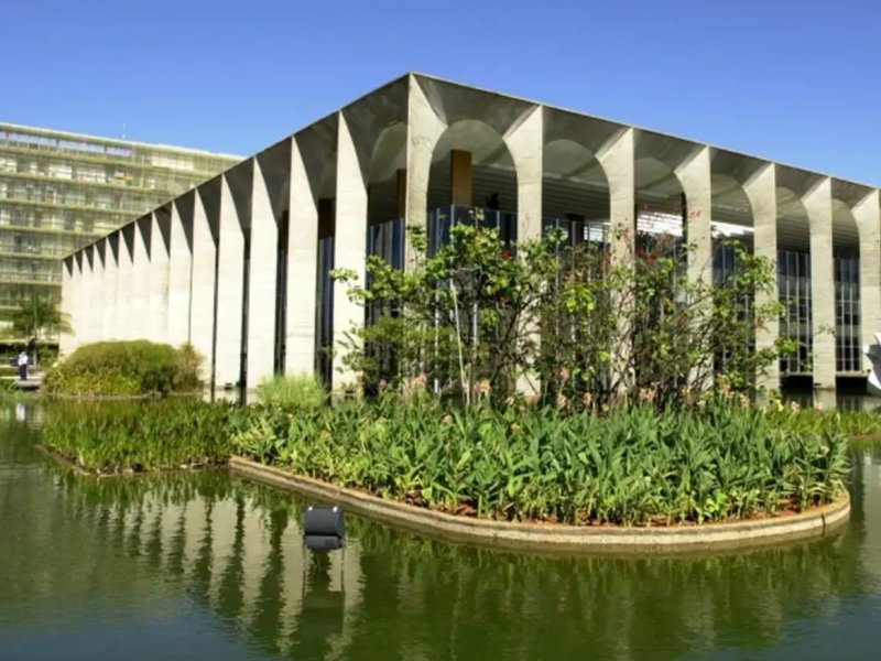 Governo brasileiro monitora guerra no Irã e mantém contato com embaixadas em dez países