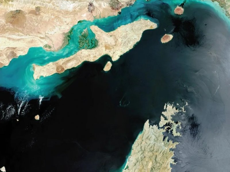 Irã fecha Estreito de Ormuz e ameaça incendiar navios após morte de Khamenei