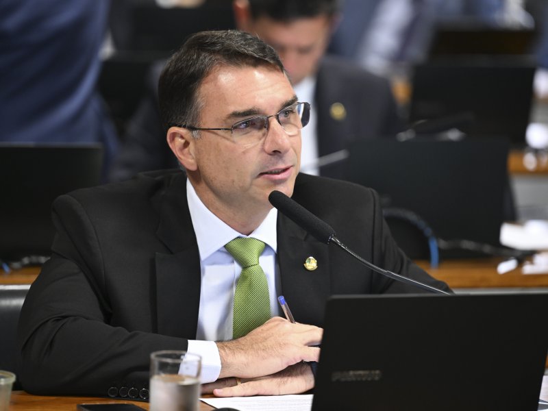 Quaest: Lula e Flávio Bolsonaro aparecem empatados pela 1ª vez, ambos com 41%, no 2º turno