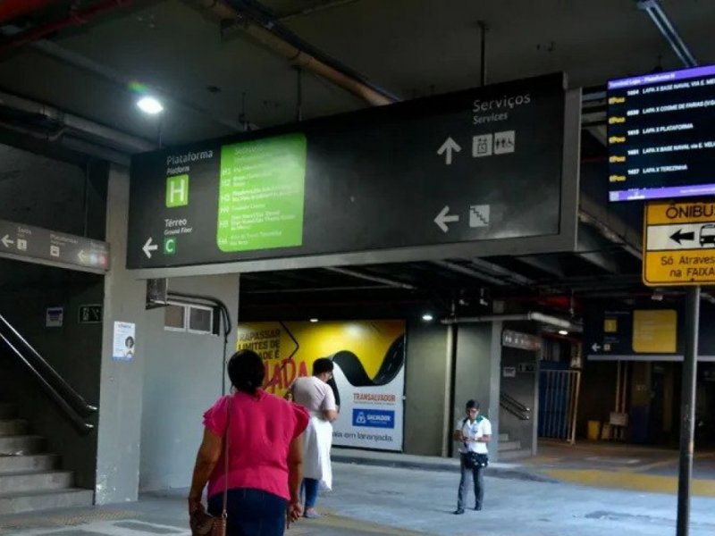 Painéis digitais passam a exibir horários de ônibus em tempo real na Estação da Lapa