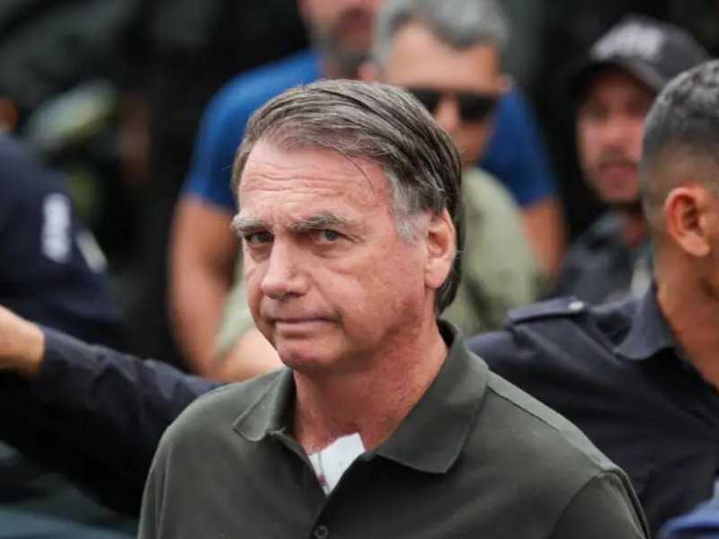 Bolsonaro deixa UTI após melhora, mas segue internado
