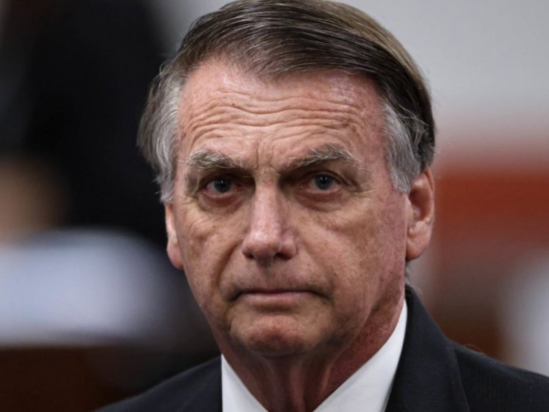 Bolsonaro recebe alta e segue para prisão domiciliar