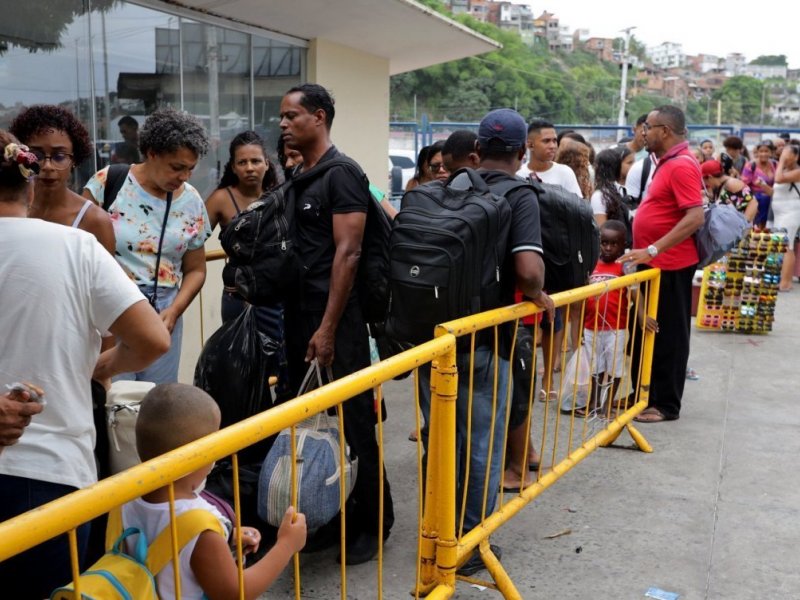 Em primeiro dia de feriadão, fila do ferry-boat ultrapassa 4 horas de espera