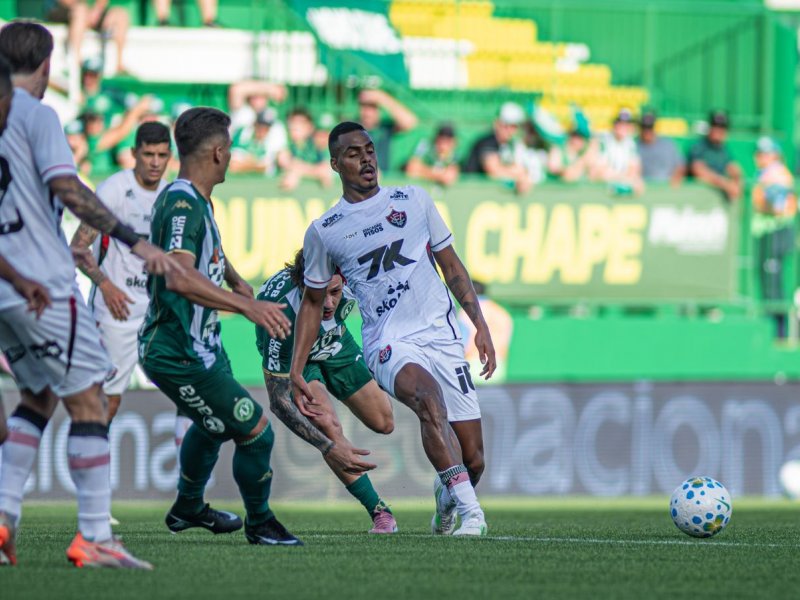 Com um jogador a menos, Vitória empata com a Chapecoense fora de casa