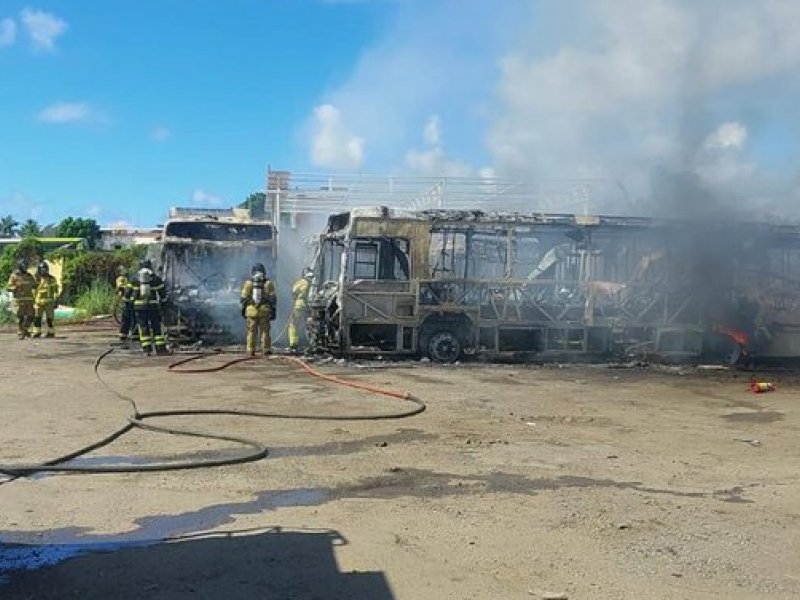 Incêndio destrói ônibus em Lauro de Freitas; transporte escolar será mantido