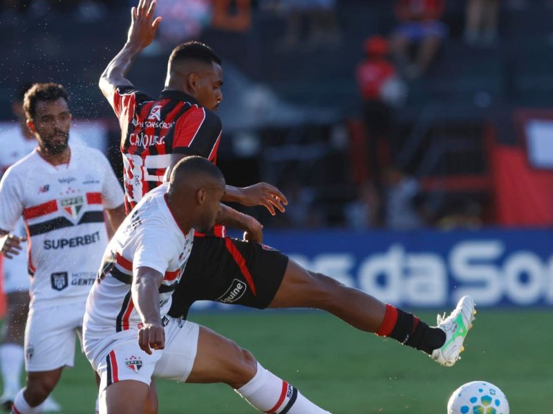 Com um jogador a mais, Vitória vence o São Paulo no Barradão pelo Brasileiro