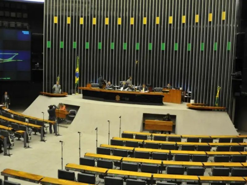 Pedido de vista adia análise de PEC sobre fim da escala 6x1 na Câmara