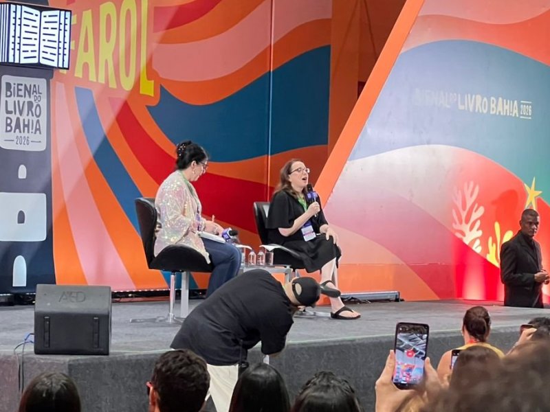 Bienal da Bahia lota com fãs para acompanhar Júlia Quinn