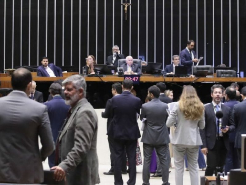 Fim da escala 6x1 avança na Câmara com votação na CCJ
