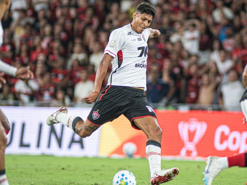 Vitória luta, mas perde para o Flamengo no Maracanã pela Copa do Brasil