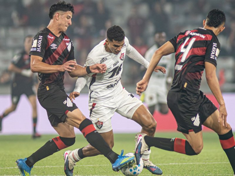 Vitória perde de virada para o Athletico-PR e segue sem vencer fora de casa