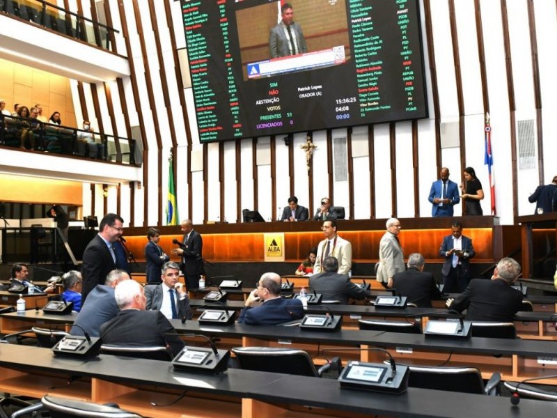 Alba aprova reajuste escalonado de 5,4% para professores estaduais