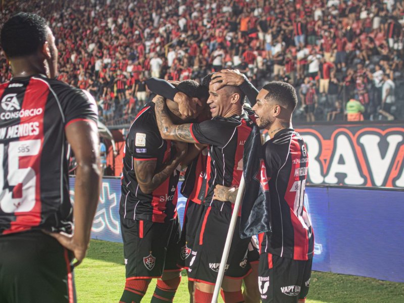 Com um homem a mais, Vitória goleia o Coritiba e salta na tabela do Brasileirão