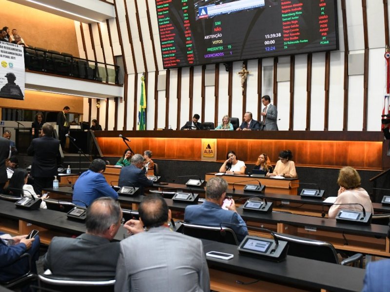 Projetos sem relevância e nexo transformam a Alba em um festival de besteiras