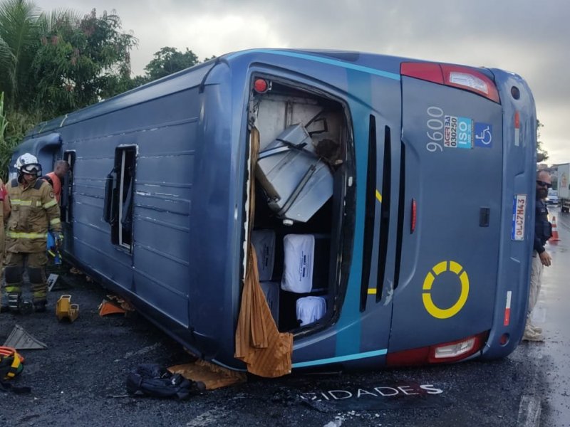 Ônibus tomba na BR-324 e deixa um morto