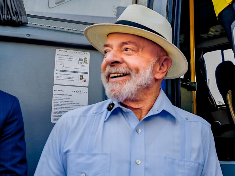 Em indireta para Flávio Bolsonaro, Lula ironiza: “Nesse hospital aqui não tem dinheiro do Vorcaro”