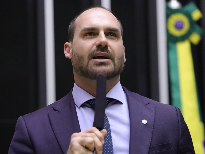 Eduardo Bolsonaro tinha poder sobre dinheiro do “Dark Horse”, revela Intercept
