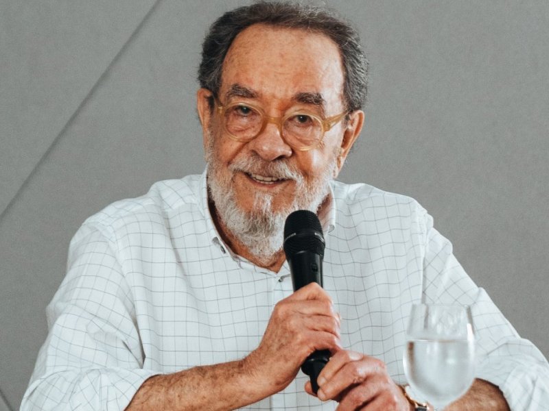 Conversa com Fernando Morais no MK Entrevista é destaque no Aos Fatos; ouça 