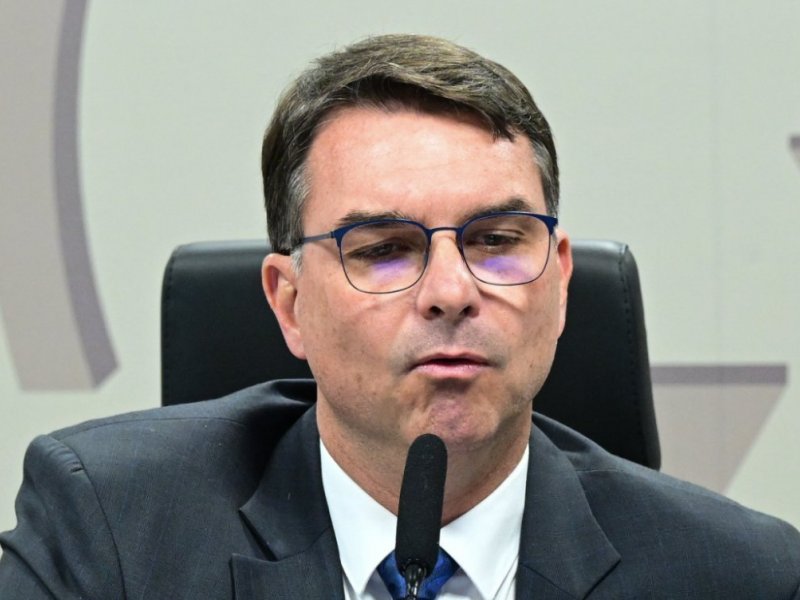 Cúpula do PL reavalia candidatura de Flávio Bolsonaro após crise com Vorcaro