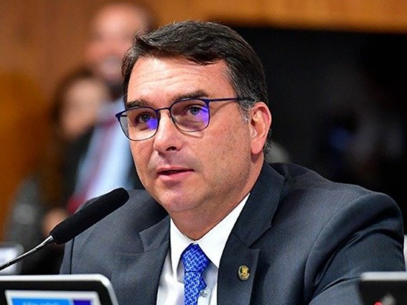Flávio Bolsonaro é convidado por Trump para reunião nos EUA