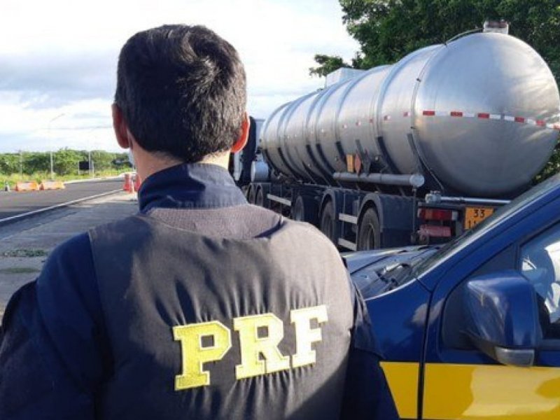 Colisão entre duas carretas bloqueia trecho da BR-324 sentido Feira