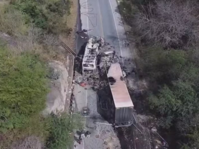 Seis baianos estão entre mortos em acidente entre ônibus e carreta em Minas Gerais