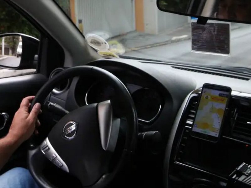 Taxistas e motoristas de app recebem crédito para compra de veículos; saiba como conseguir