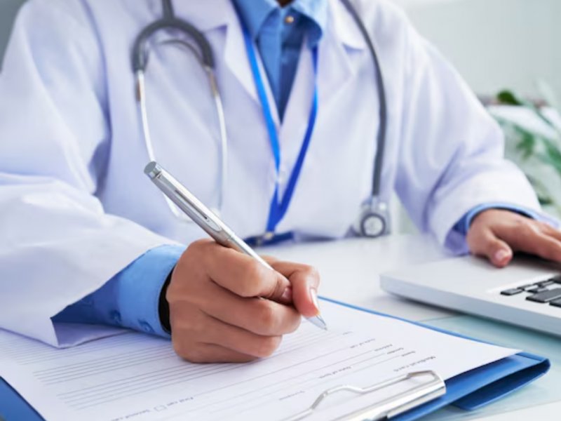 Brasil registra ao menos dois casos por dia de exercício ilegal da medicina
