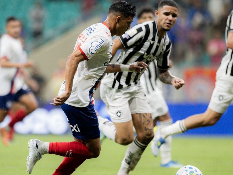 Com um homem a mais, Bahia vence o Botafogo de virada e encerra jejum