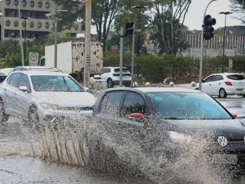 Inema mantém alerta para chuvas em Salvador e litoral baiano neste domingo