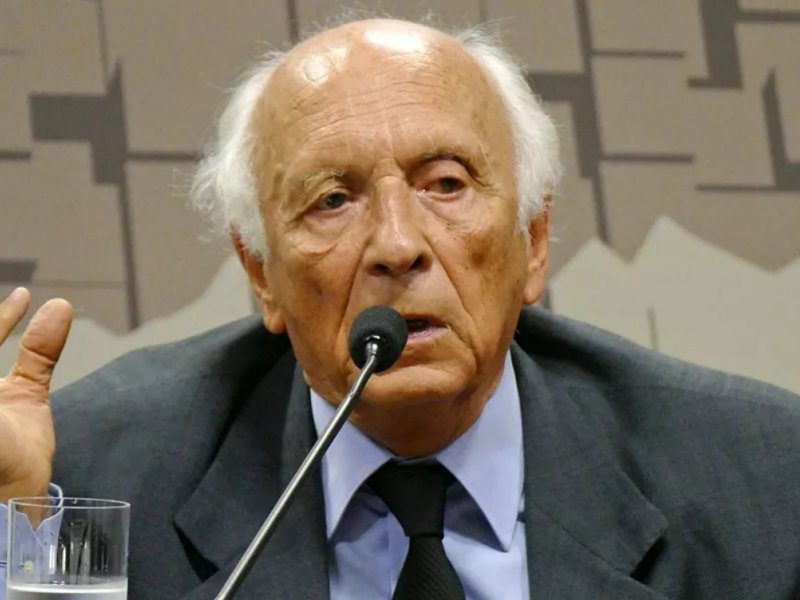 Infelizmente, Flávio Bolsonaro é uma figura que não merece liderar a oposição, diz Ricupero