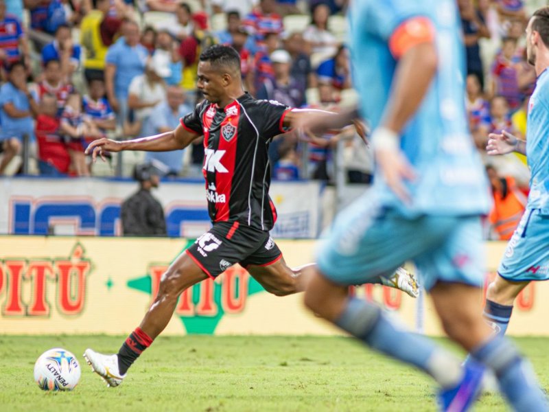 Vitória aproveita expulsão e "Lei do Ex" para bater o Fortaleza no 1º jogo da final