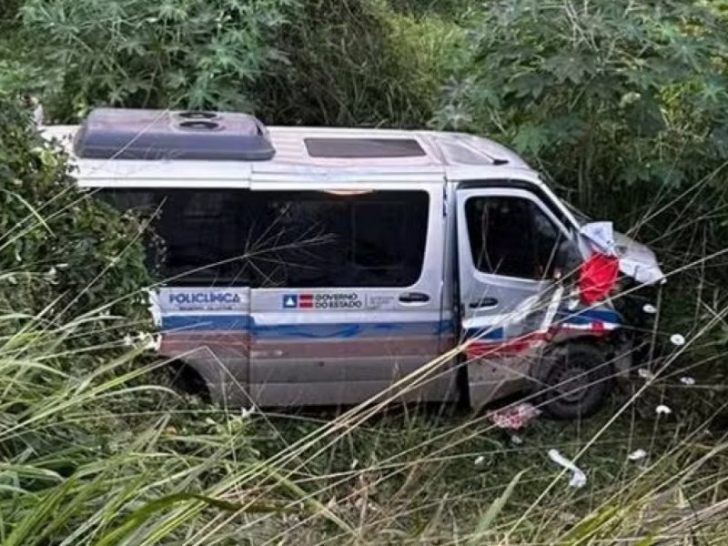 Acidente entre van e caminhonete deixa 16 feridos na BR-242