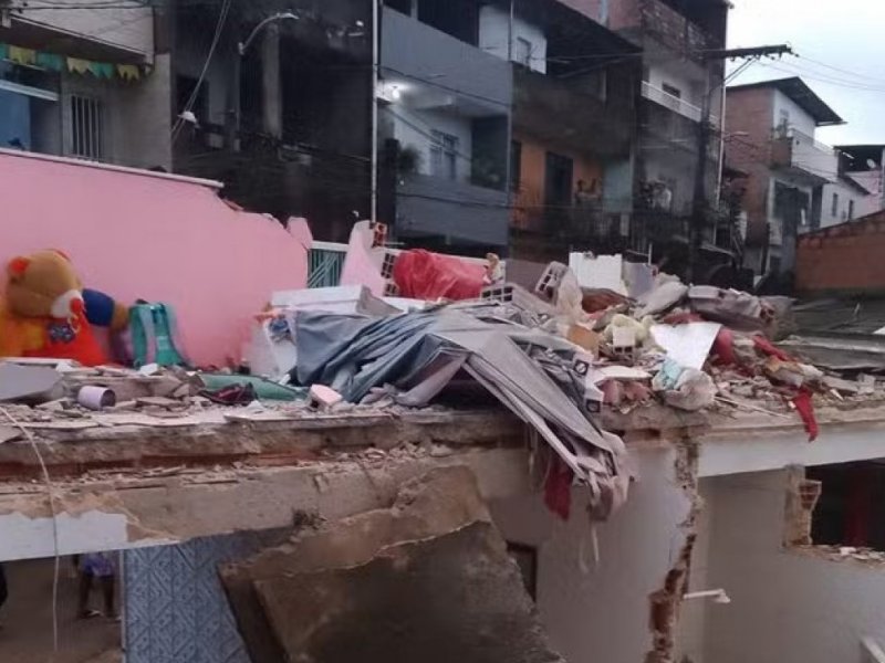 Imóvel de dois pavimentos desaba em Pirajá e deixa criança ferida