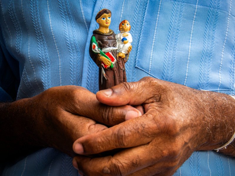 Conheça histórias de baianos que pediram um amor a Santo Antônio e viram a vida mudar
