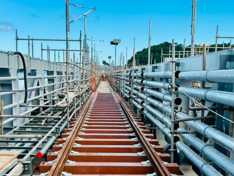 Obras do VLT avançam e primeiros trilhos começam a ser instalados na Ponte São João