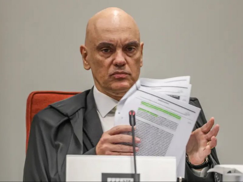Moraes dá 24 horas para Bolsonaro explicar arma apreendida em blitz
